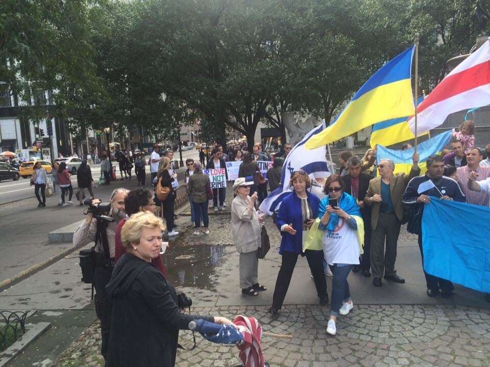 Путін, пішов геть! Нью-Йорк почав протест проти агресії Росії. Фоторепортаж