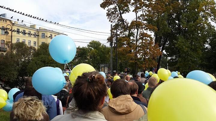 В небо над Питером запустили сотни воздушних шаров, символизирующих Украину
