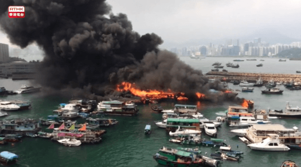 У Гонконзі вибухнув танкер з пальним: загорілося багато судів