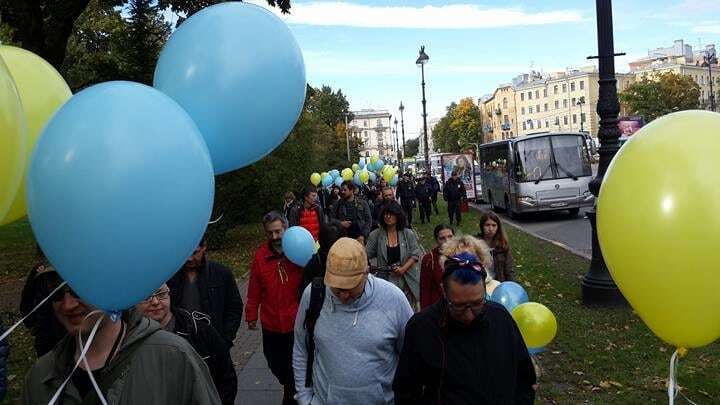 В небо над Питером запустили сотни воздушних шаров, символизирующих Украину