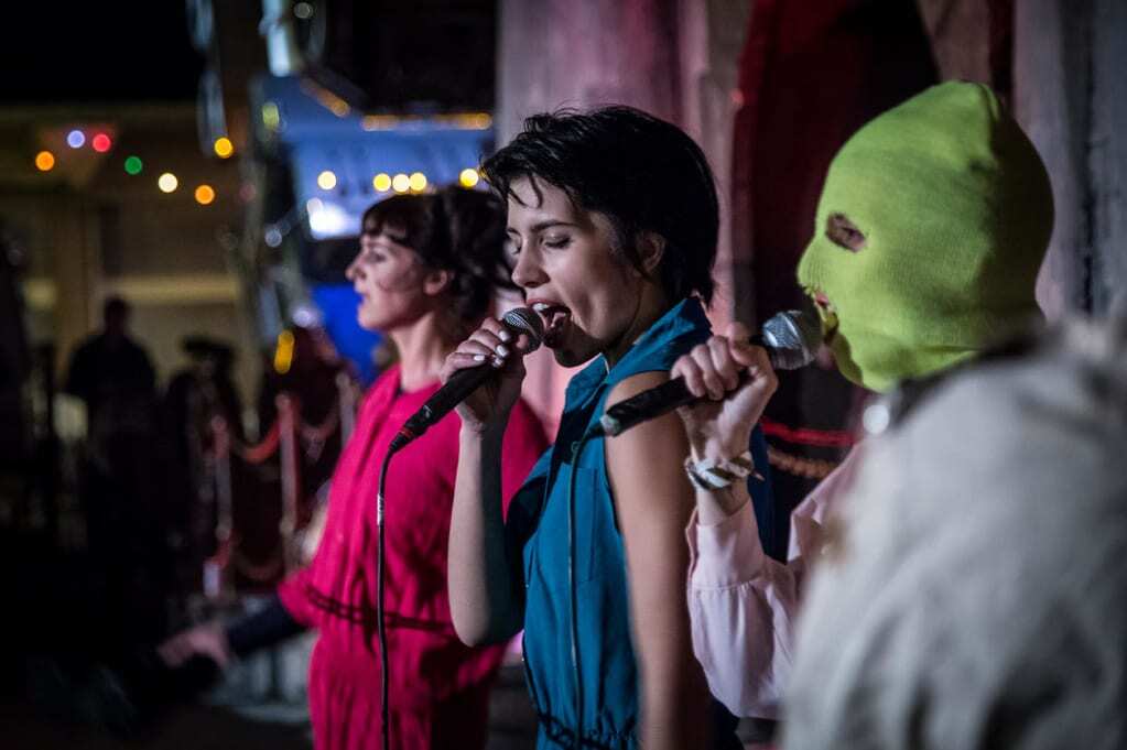 Pussy Riot устроили шоу в поддержку беженцев