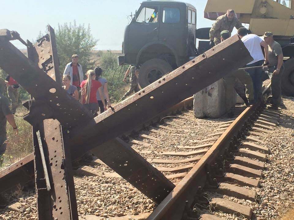 В Крыму заблокировали железную дорогу, ведущую к заводу Фирташа