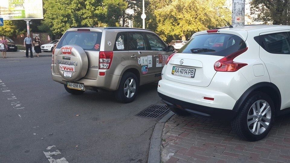 В Киеве элитные "паркетники" наплевали на пешеходов