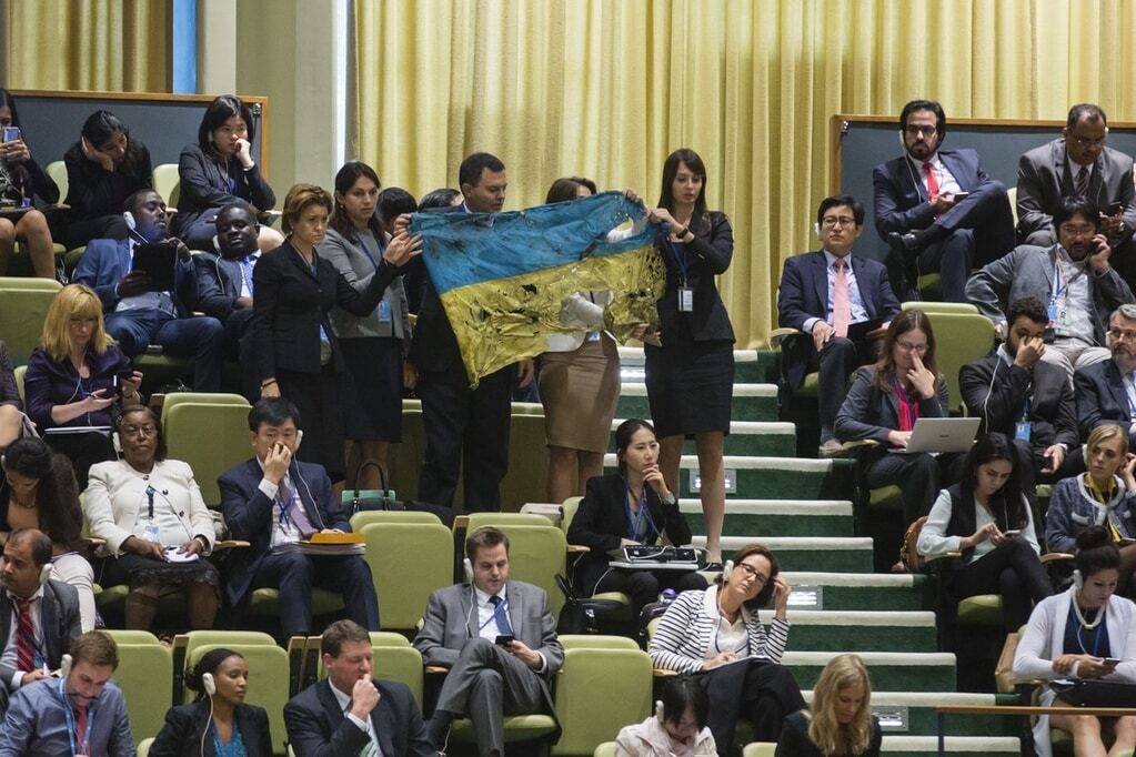 Путину на Генассамблее ООН показали расстрелянный на Донбассе флаг Украины