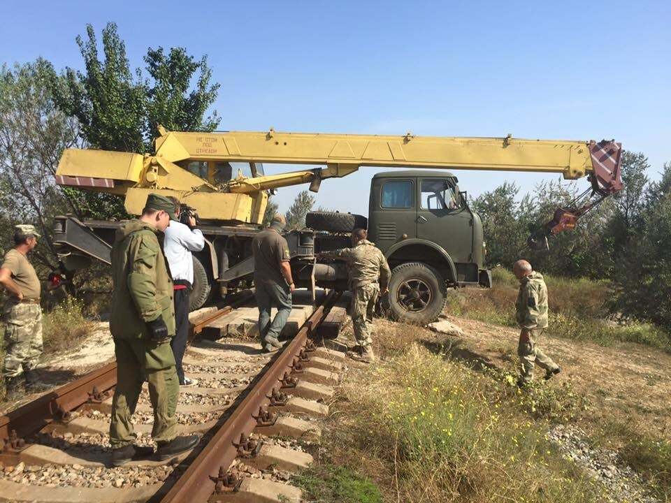 В Крыму заблокировали железную дорогу, ведущую к заводу Фирташа