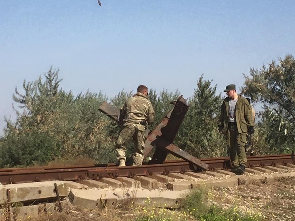 У Криму заблокували залізницю, яка веде до заводу Фірташа