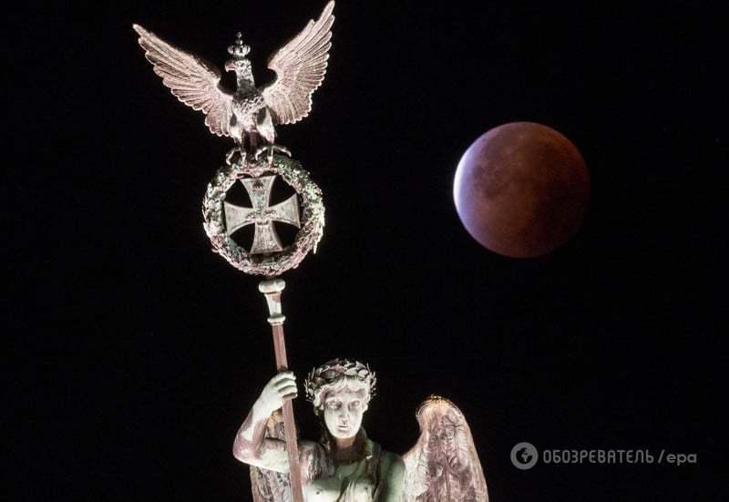 Как "кровавая Луна" украсила виды на мировые достопримечательности: потрясающие фото