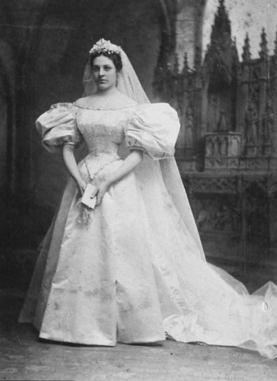 В США невеста вышла замуж в платье, которое 120 лет передавалось от матери к дочери