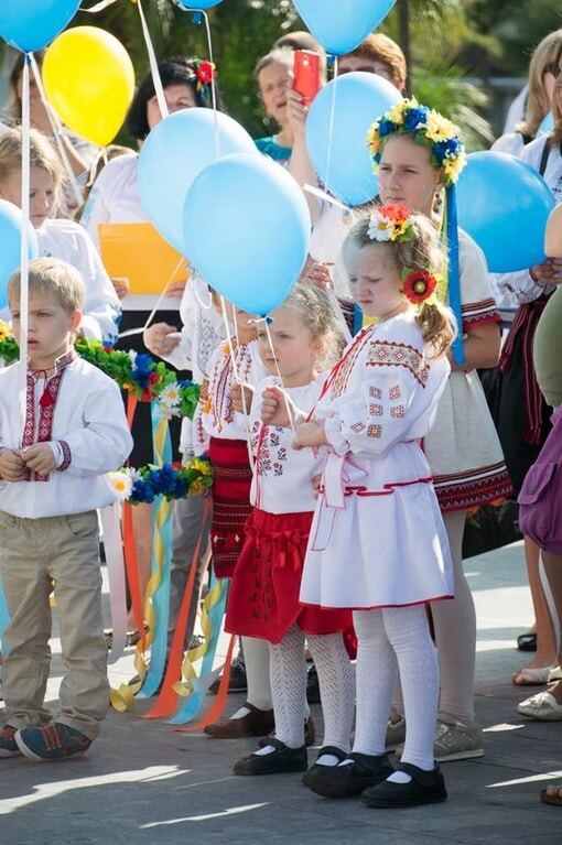 С миром и любовью. Украинцы в Испании провели яркий Марш вышиванок: опубликованы фото