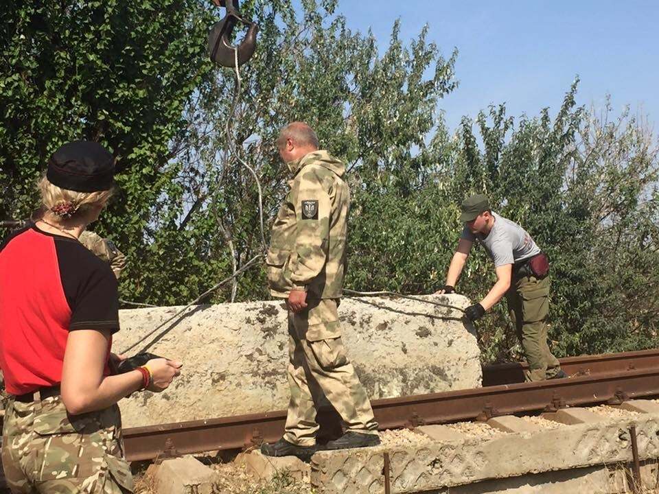 У Криму заблокували залізницю, яка веде до заводу Фірташа