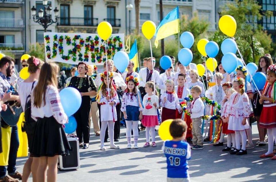 З миром і любов'ю. Українці в Іспанії провели яскравий Марш вишиванок: опубліковані фото