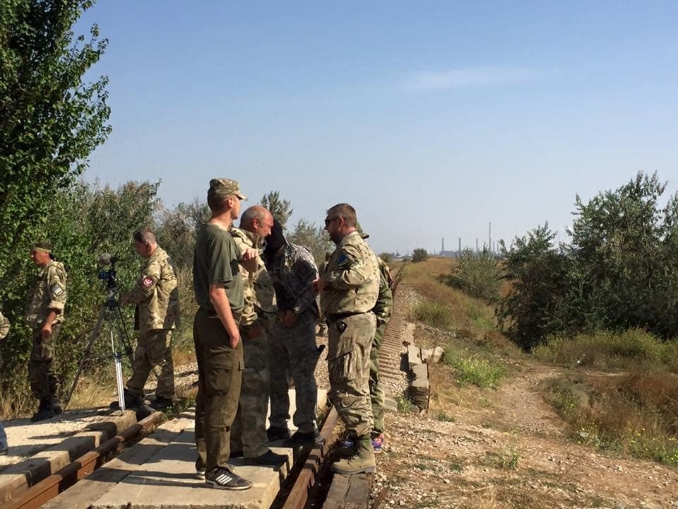 У Криму заблокували залізницю, яка веде до заводу Фірташа