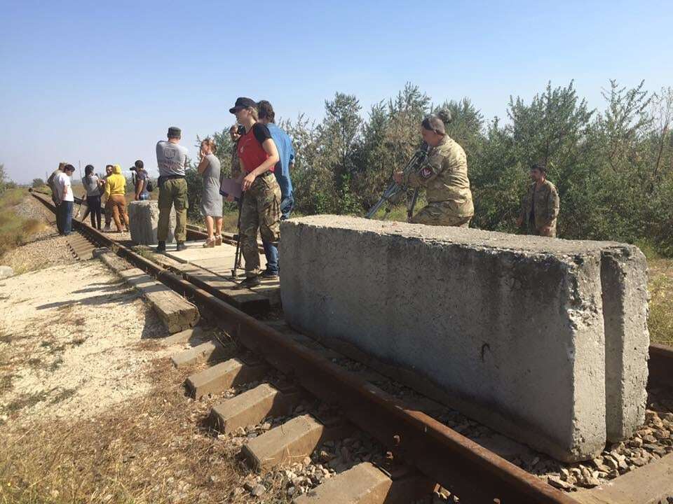 В Крыму заблокировали железную дорогу, ведущую к заводу Фирташа