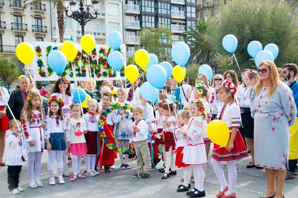 З миром і любов'ю. Українці в Іспанії провели яскравий Марш вишиванок: опубліковані фото