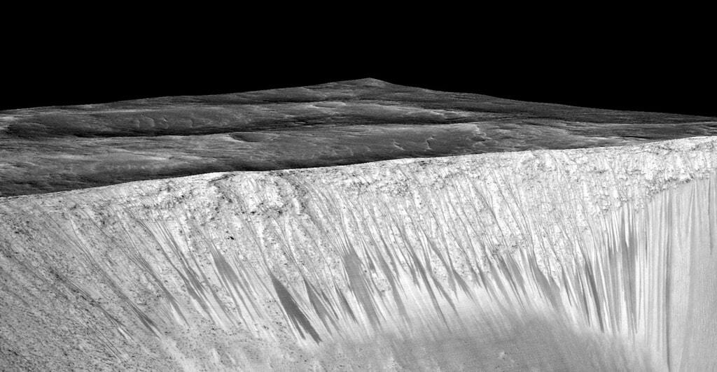 На Марсе нашли жидкую соленую воду 