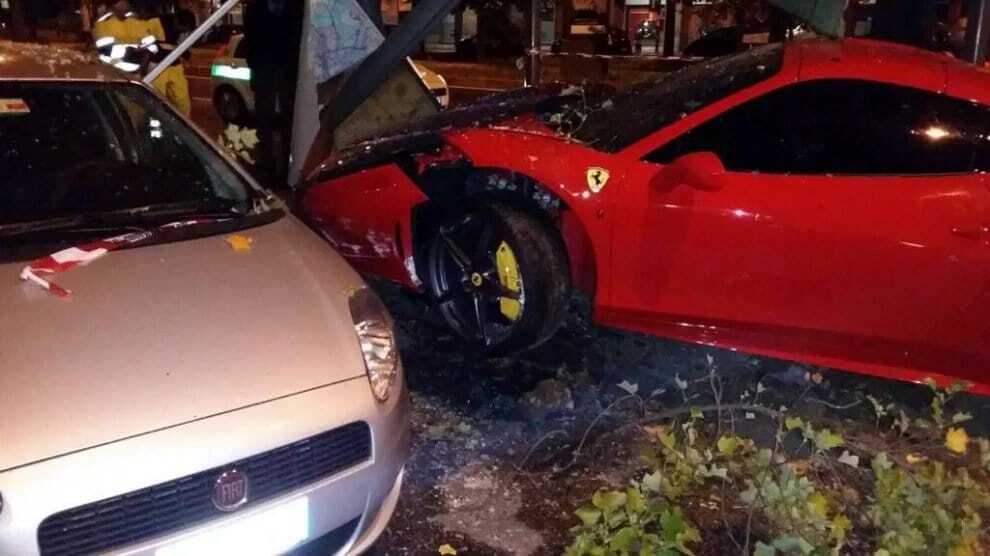 Пьяный футболист "Ювентуса" разбил Ferrari об автобусную остановку: фото ДТП