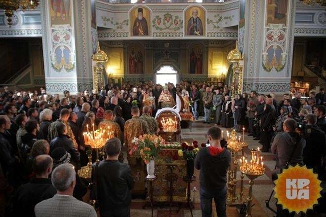 У Києві поховали Ларсона: попрощатися зі співаком прийшли зірки і бійці АТО