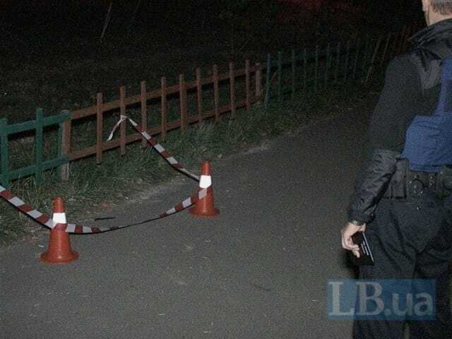 У Києві у дворі житлового будинку зарізали чоловіка: фото з місця подій