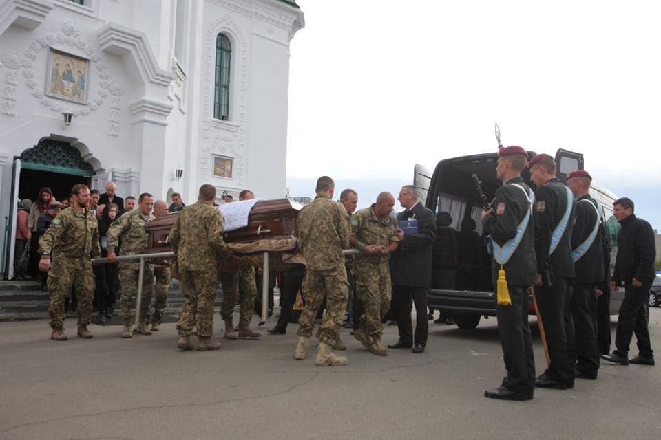 У Києві поховали Ларсона: попрощатися зі співаком прийшли зірки і бійці АТО