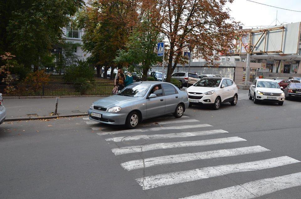 Наглый автохам "плевал" на всех на Печерске. Фото героя парковки