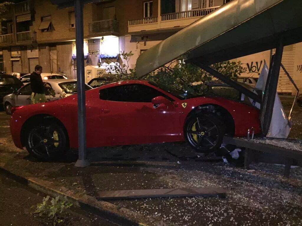 Пьяный футболист "Ювентуса" разбил Ferrari об автобусную остановку: фото ДТП