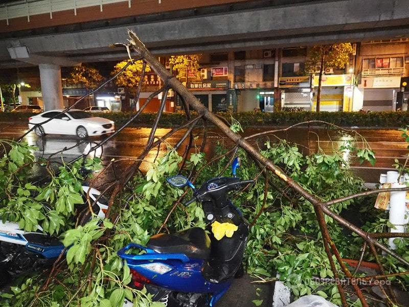 Супертайфун обрушився на Тайвань, є жертви: фото і відео стихії