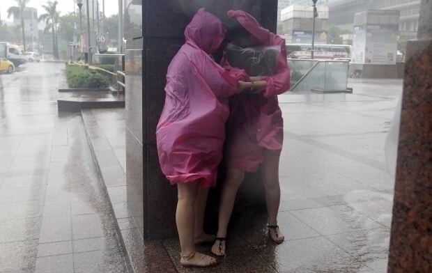 Супертайфун обрушился на Тайвань, есть жертвы: фото и видео стихии