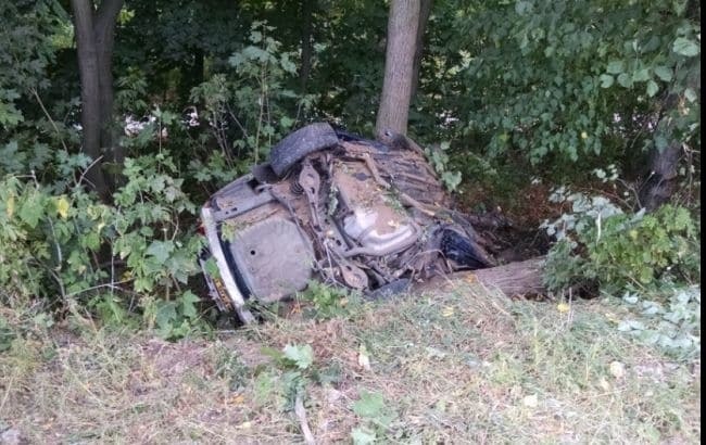 На Черкащині Jaguar розбився вщент: четверо загинули. Фото з місця ДТП