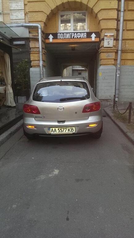 Mazda заблокировала проезд в киевский двор: фото нарушителя