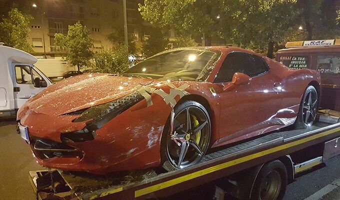 Пьяный футболист "Ювентуса" разбил Ferrari об автобусную остановку: фото ДТП