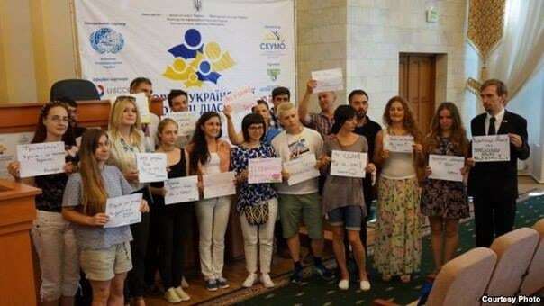 Молодь з різних країн світу підтримала кримчан: фото флешмобу