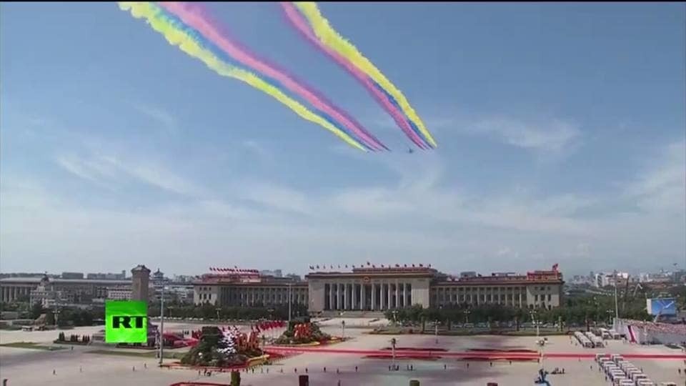 "Нежданчик для Путина": в Пекине во время парада в небе увидели флаг Украины. Фотофакт