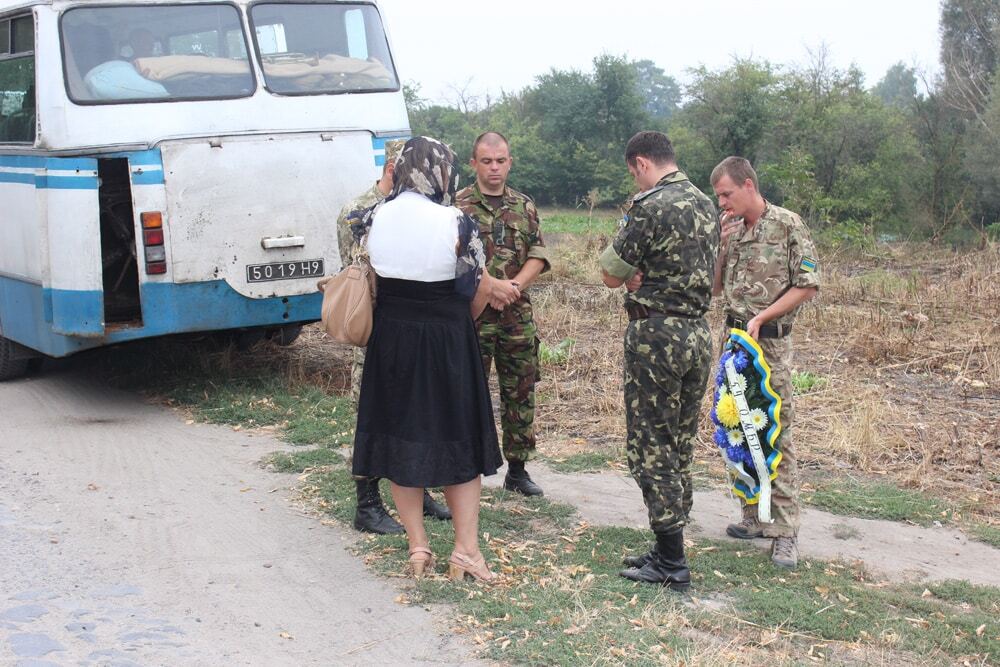 Різали, катували: на Рівненщині попрощалися із замученим терористами воїном АТО. Фоторепортаж