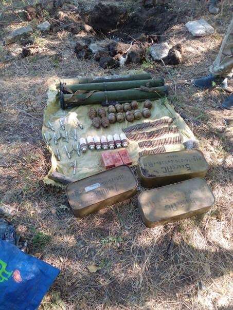 На Донетчине найден спрятанный арсенал оружия "ДНР": фотофакт