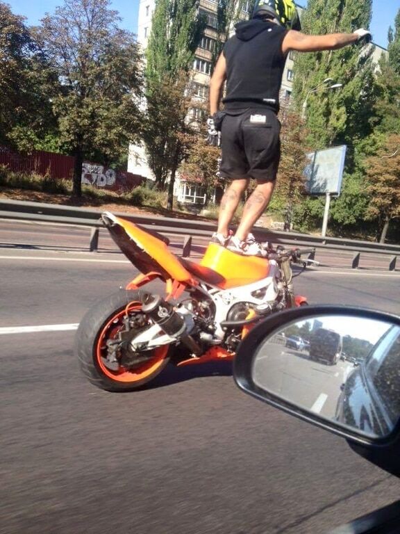 В Киеве мотоциклист-акробат напугал водителей: фото опасного трюка
