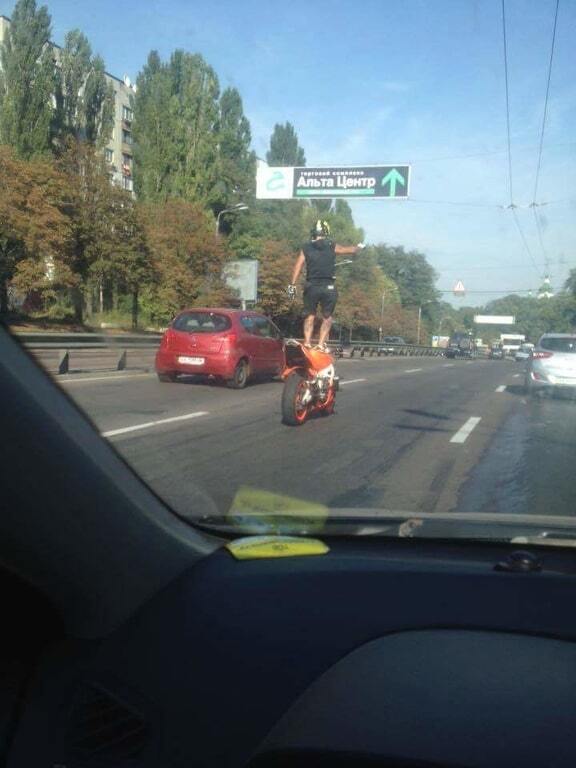 В Киеве мотоциклист-акробат напугал водителей: фото опасного трюка