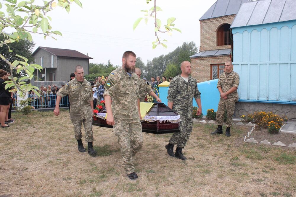 Різали, катували: на Рівненщині попрощалися із замученим терористами воїном АТО. Фоторепортаж