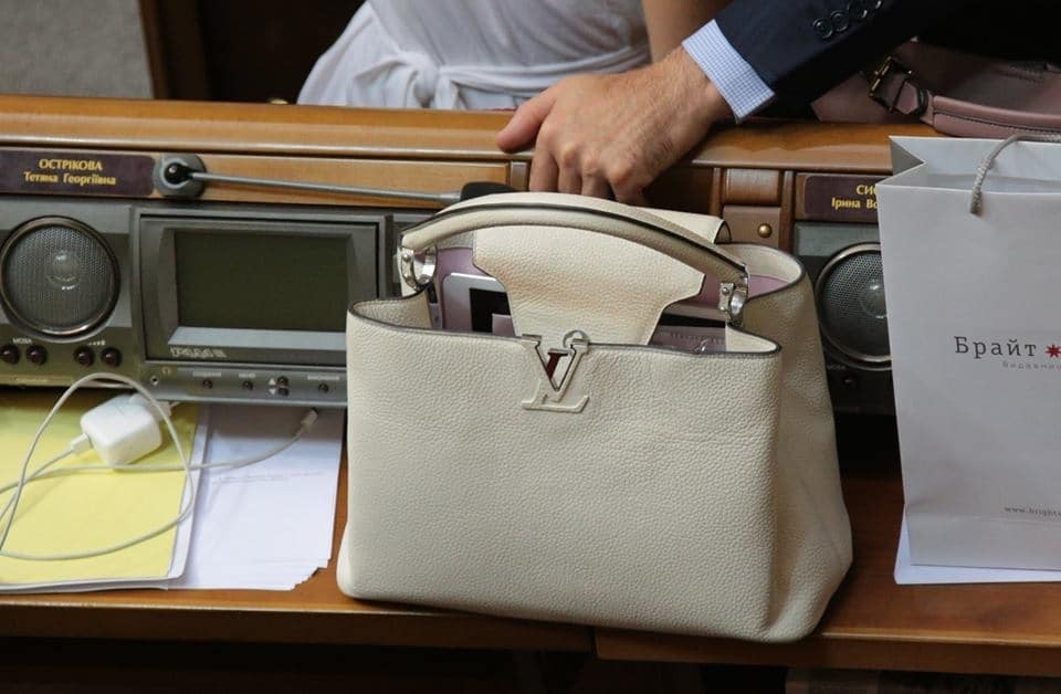 "И пусть избиратели завидуют": Острикова из "Самопомочі" похвасталась сумочкой за $6 тыс. Фотофакт
