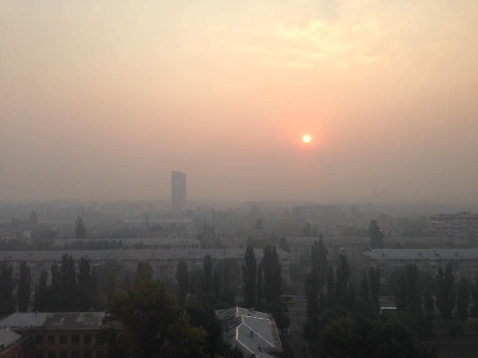 Київ масово скаржиться на запах гару: димом заволокло більшість районів