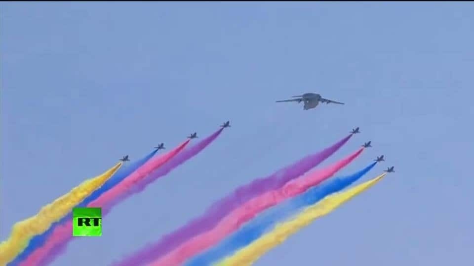 "Нежданчик для Путіна": у Пекіні під час параду в небі побачили прапор України. Фотофакт