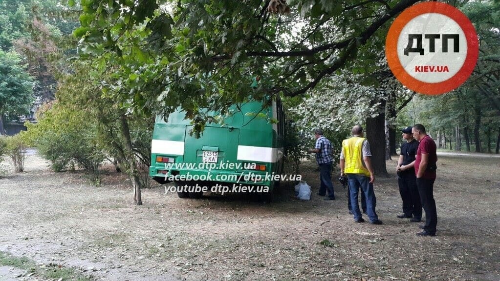 В Киеве автобус со студентами попал в ДТП: фото аварии