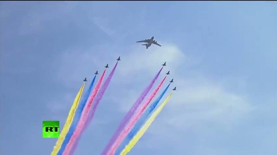 "Нежданчик для Путина": в Пекине во время парада в небе увидели флаг Украины. Фотофакт