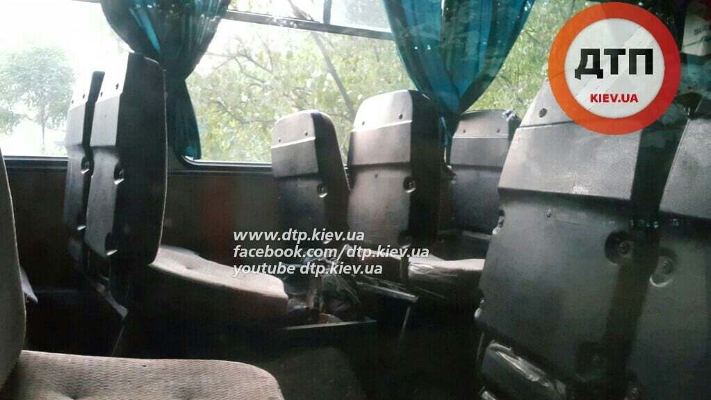 У Києві автобус зі студентами потрапив у ДТП: фото аварії