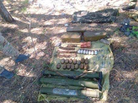 На Донетчине найден спрятанный арсенал оружия "ДНР": фотофакт