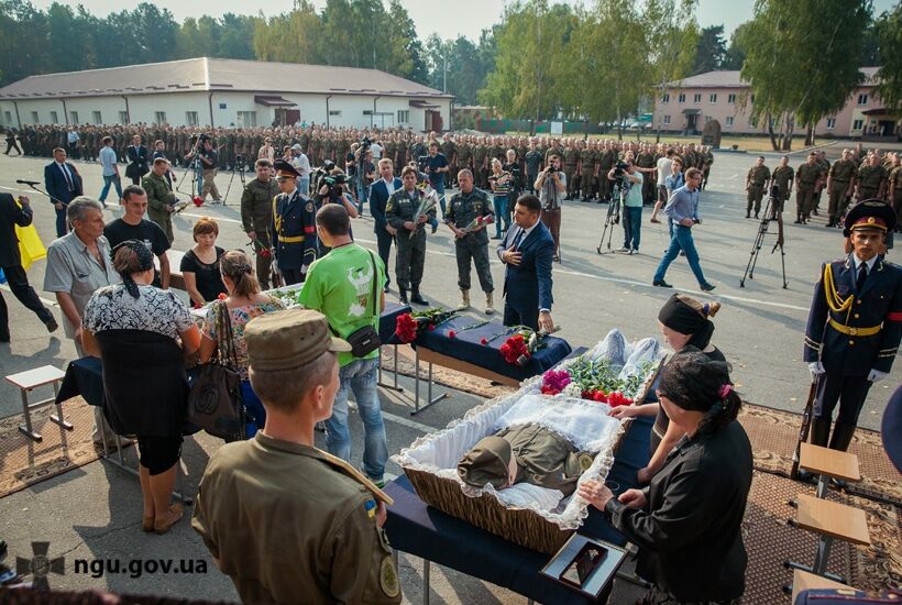 Під Києвом попрощалися з двома загиблими бійцями Нацгвардії: опубліковані фото і відео