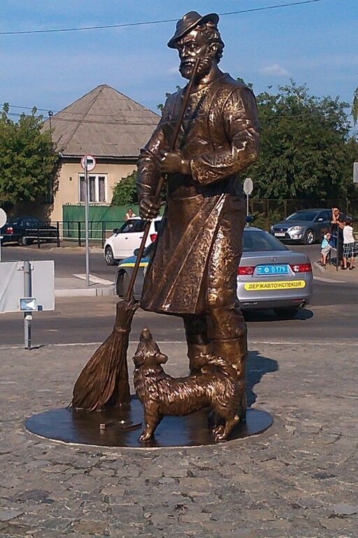 В Мукачево открыли первый в мире памятник цыгану с метлой: фотофакт