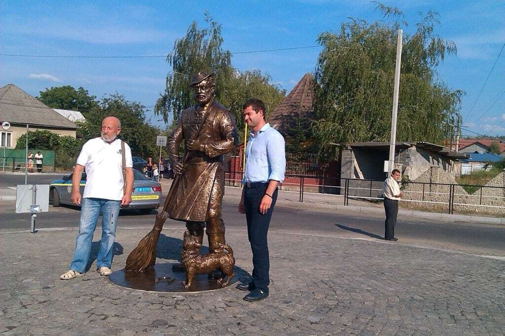У Мукачеві відкрили перший у світі пам'ятник циганові з мітлою: фотофакт