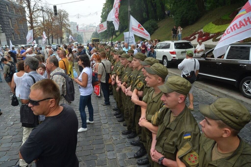 В Киеве митингующие перекрыли улицу Грушевского