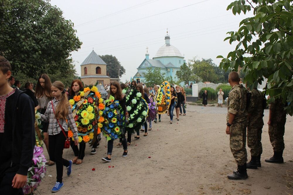 Різали, катували: на Рівненщині попрощалися із замученим терористами воїном АТО. Фоторепортаж