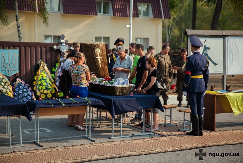 Под Киевом попрощались с двумя погибшими бойцами Нацгвардии: опубликованы фото и видео